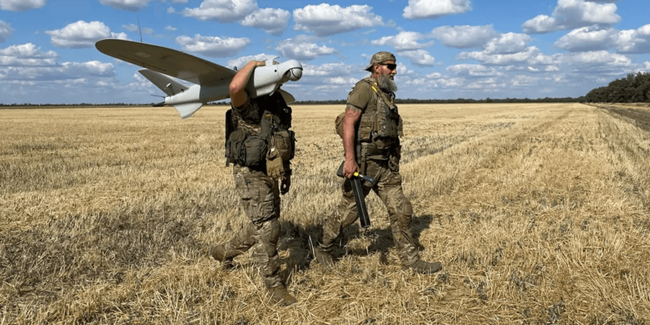 Украинские военнослужащие с дроном