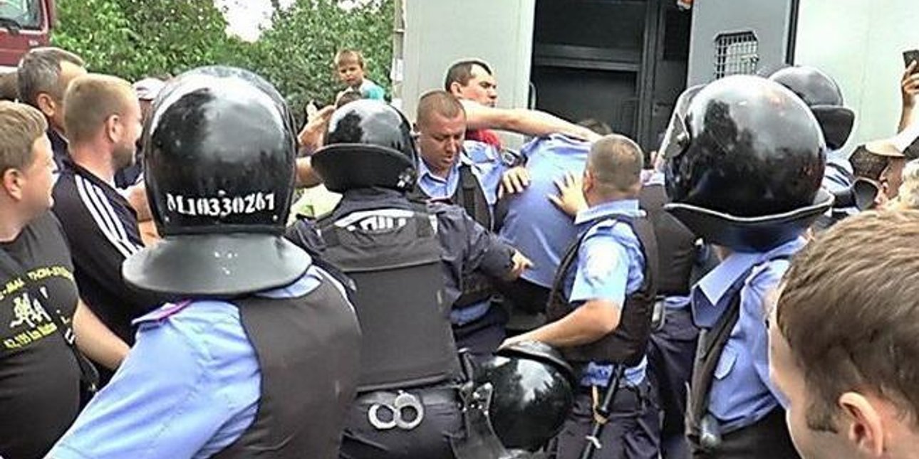 Фото:местные жители пытались устроить самосуд над полицейскими (Novosti-N)