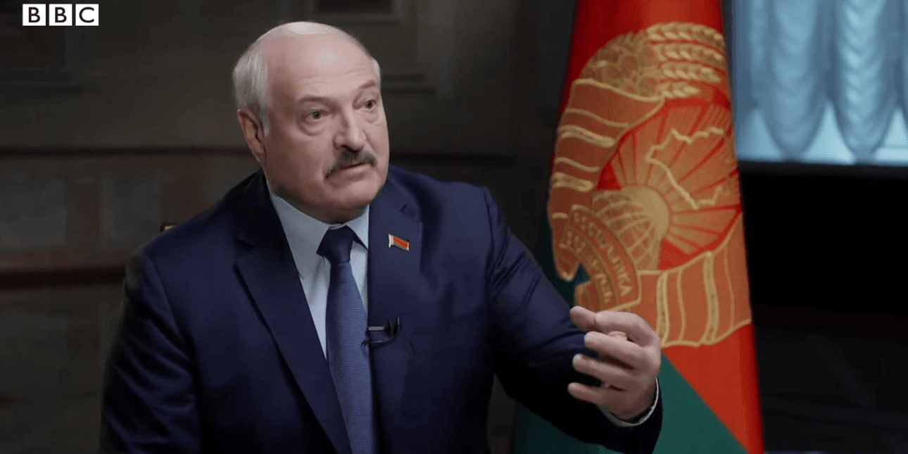 Лукашенко виступає на тлі прапора Білорусі