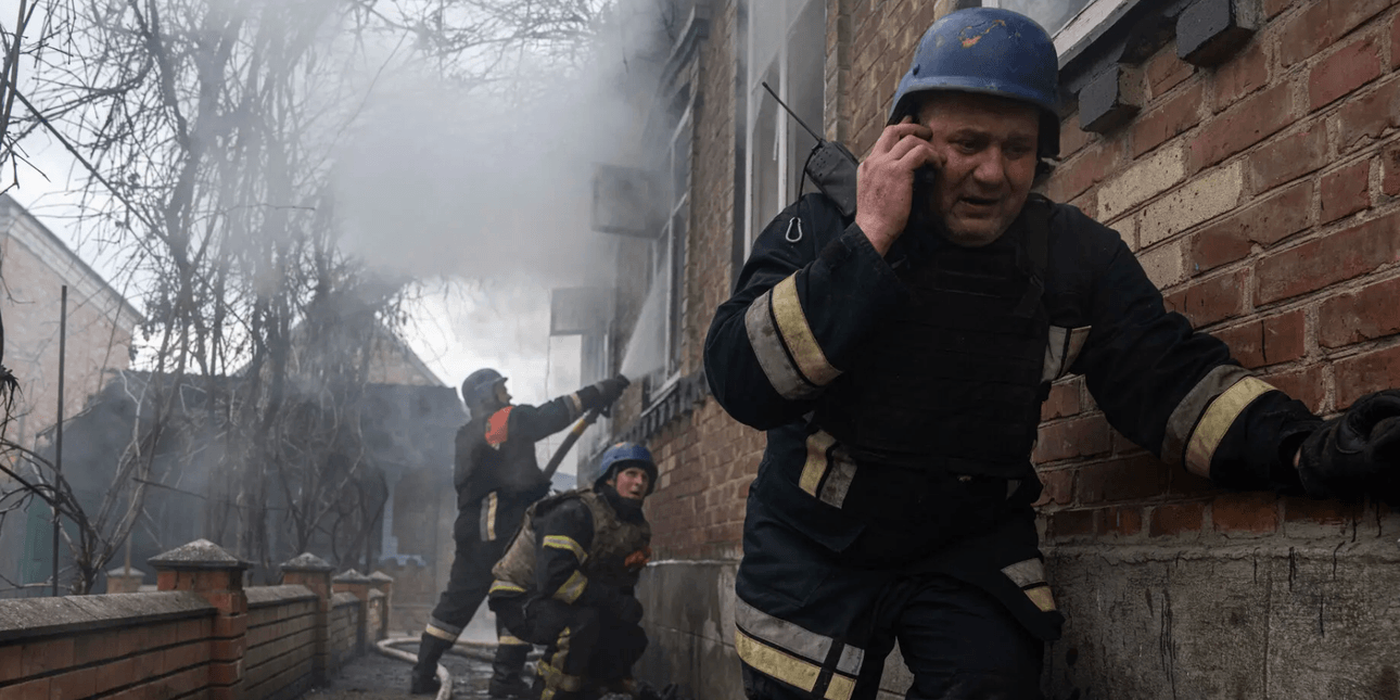 Пожежники гасять пожежу після обстрілу Костянтинівки