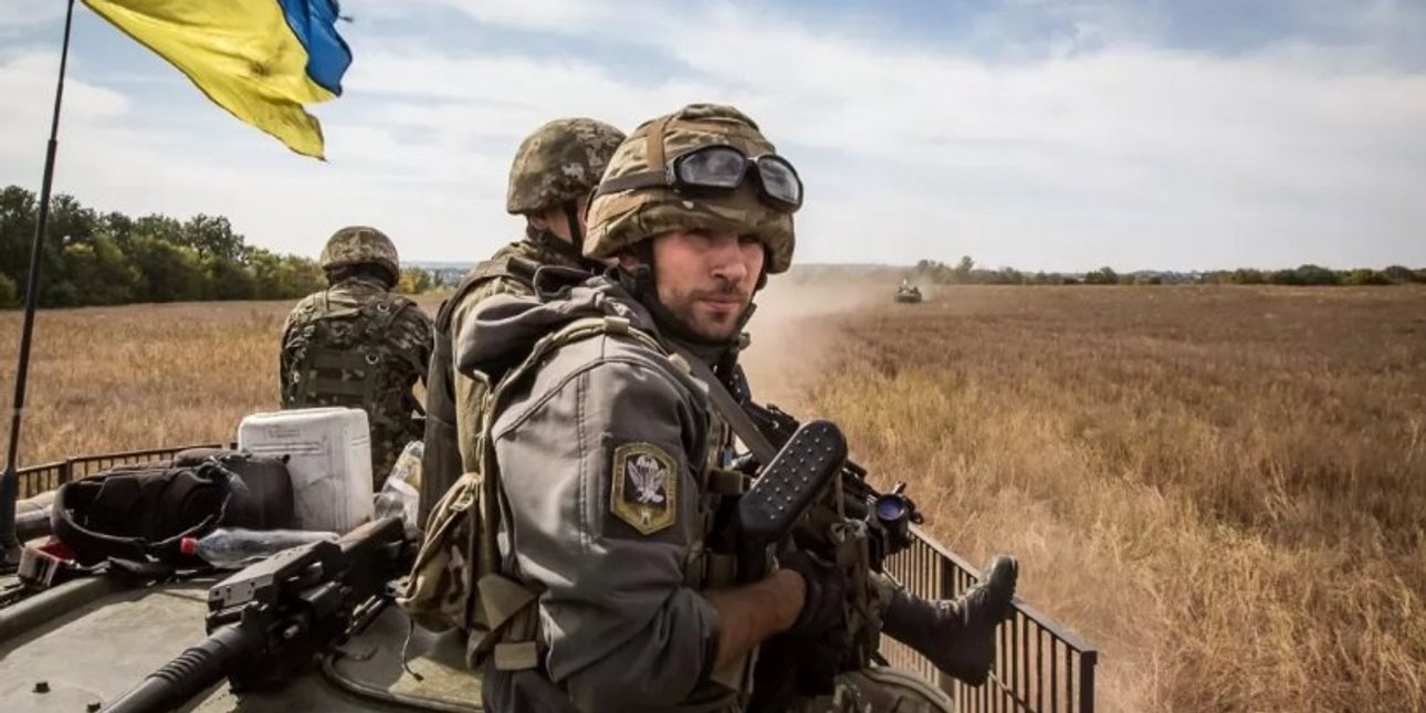 Бойцы ВСУ под украинским флагом