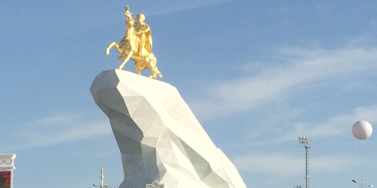ашгабад, бердимухамедов, золотий вершник, золотий кінь, культ особи, аркадаг, туркменістан