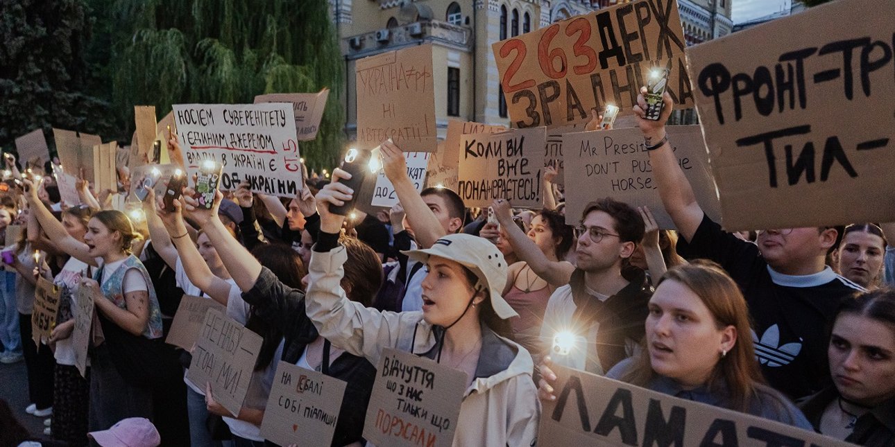 Майдан с картонками — протесты против ликвидации НАБУ