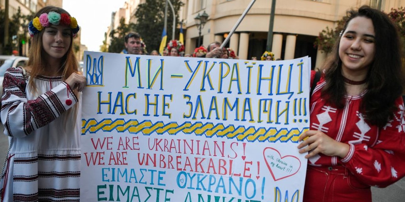 день вышиванки, украинки, патриотический плакат, украинцы в Европе, беженцы из Украины, украинский патриотизм,