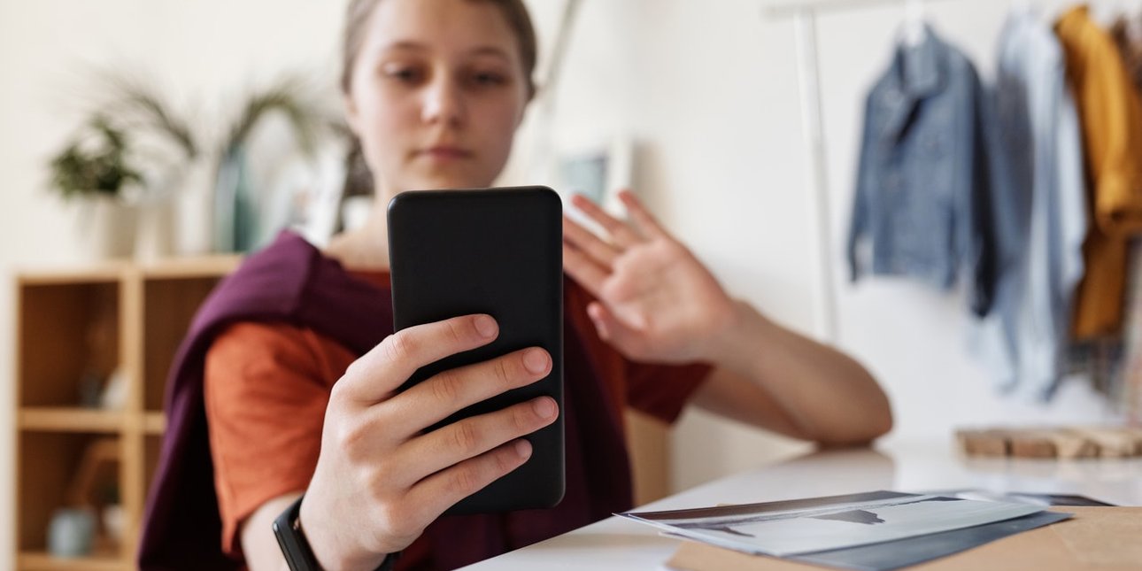 Дівчина-підліток у соціальних мережах на смартфоні