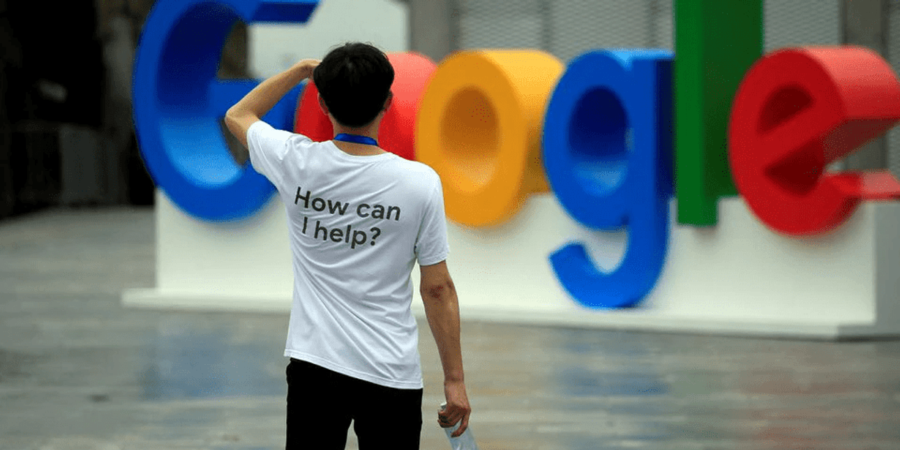 Людина біля офісу Google
