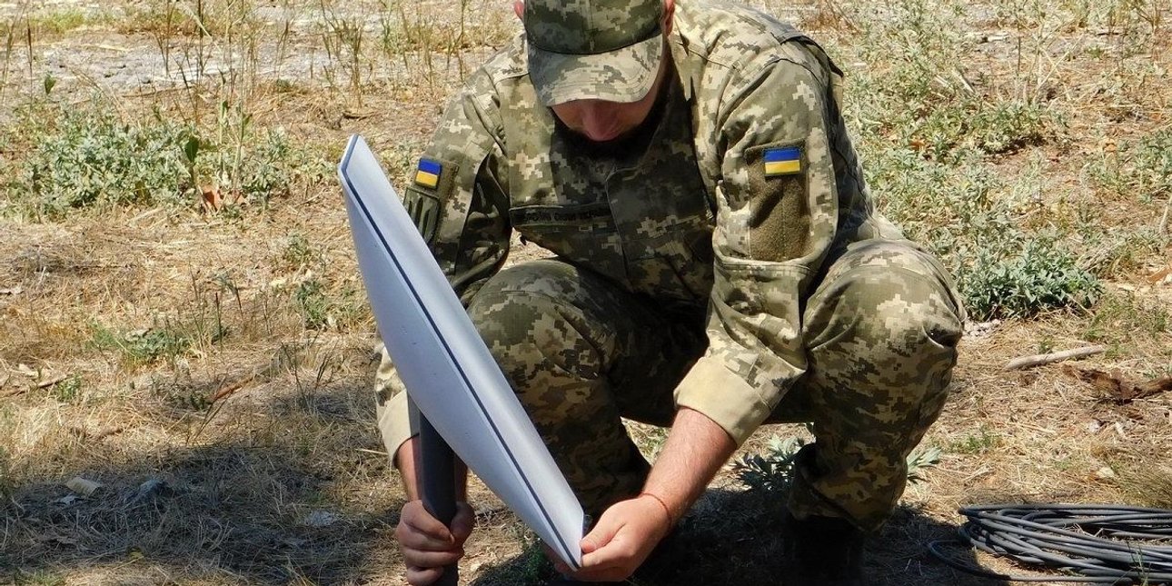 Боєць ЗСУ встановлює Старлінк