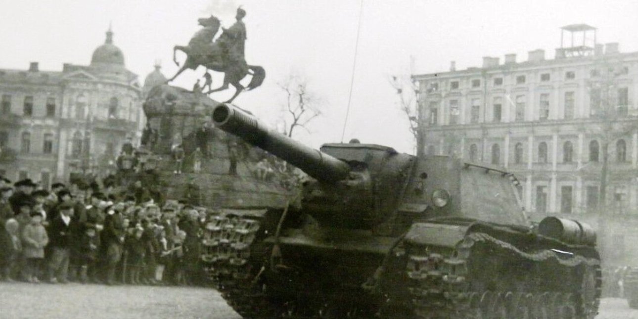 9 мая 1945 года, Киев. У памятника Богдану Хмельницкому.