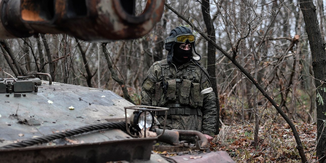 Російський солдат поруч з танком