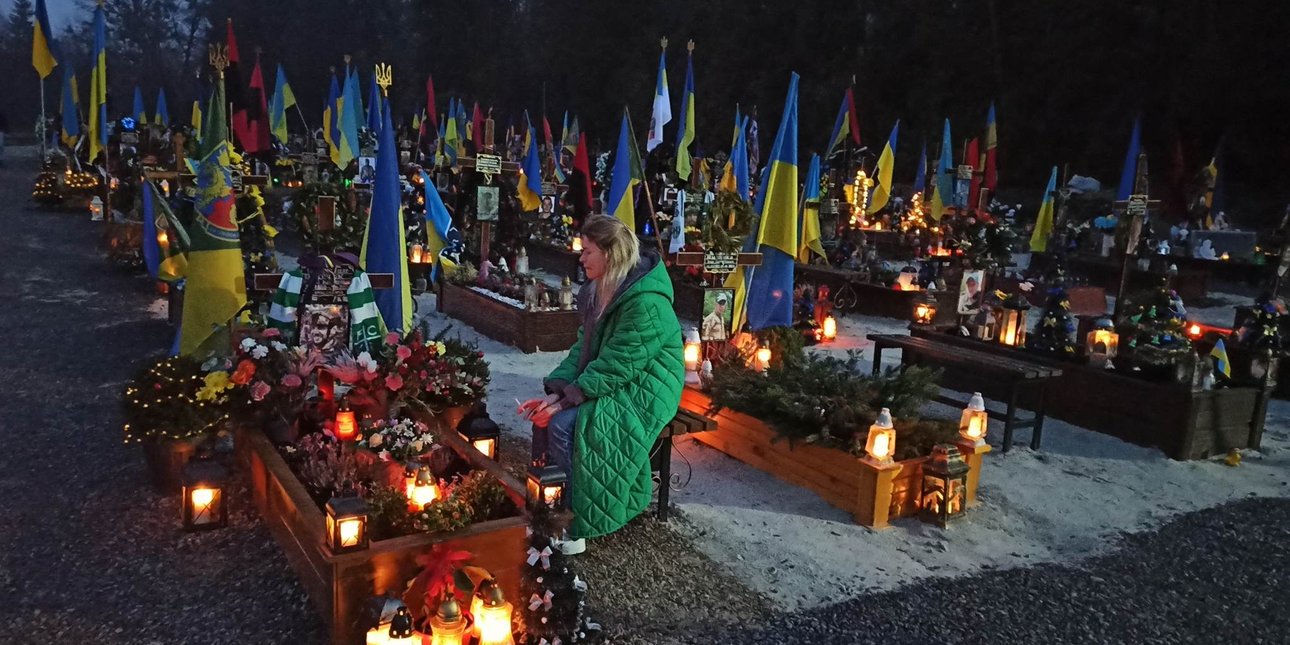 могила, цветы, венок, крест, погибший военный, марсово поле львов, лычаковское кладбище, вдова