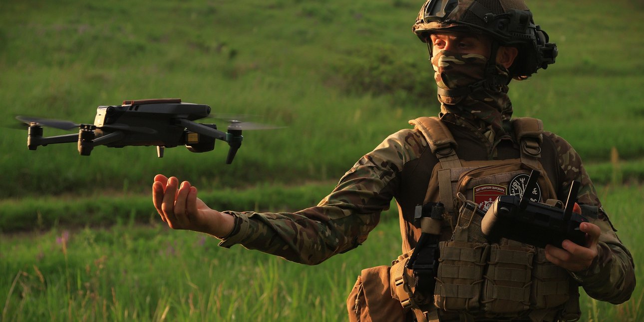 Боец ВСУ с дроном FPV
