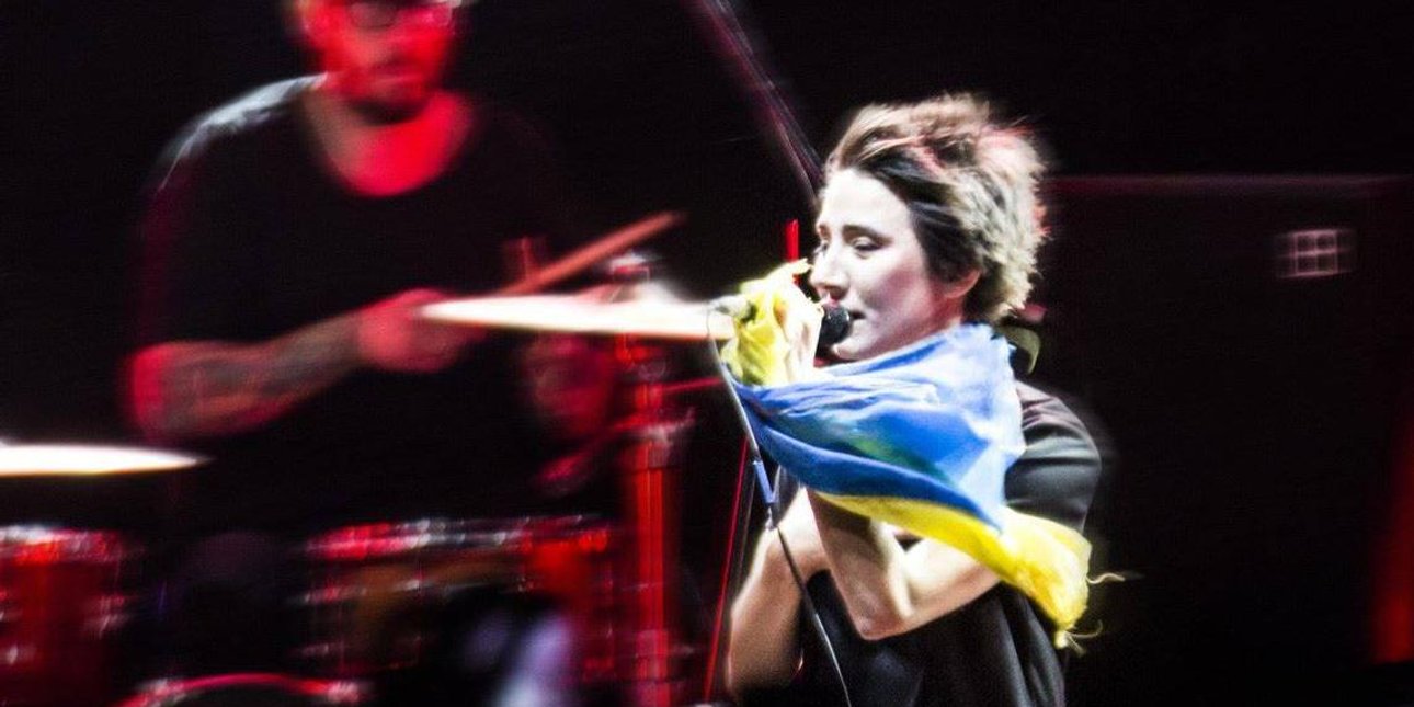 Земфира с украинским флагом на концерте в Тбилиси, июнь 2015 года / Фото: Марина Захарова