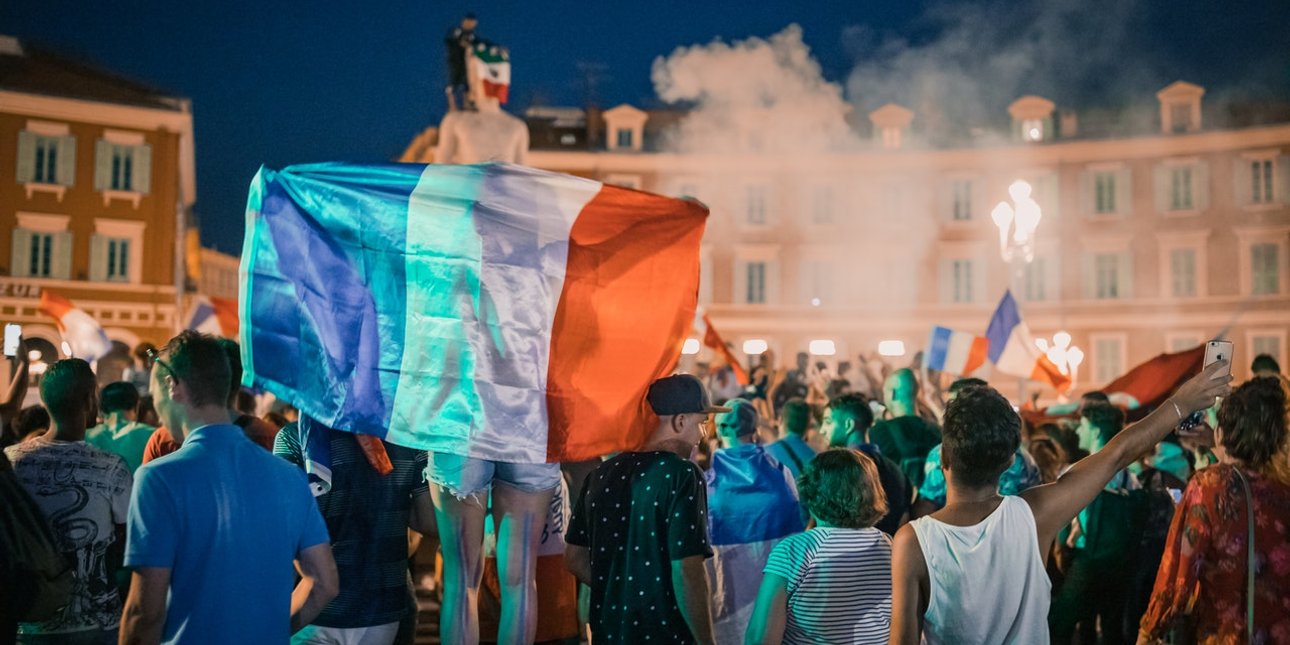 франция, флаг франции, протесты во франции, левые силы