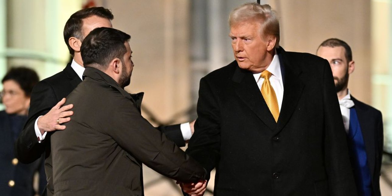 Рукостискання Зеленського та Трампа за участю Макрона