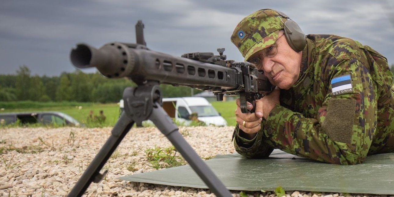 президент Естонії, Тоомас Ільвес, кулемет MG