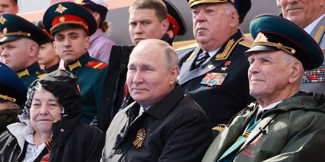 Путин на трибуне с ветеранами 9 мая