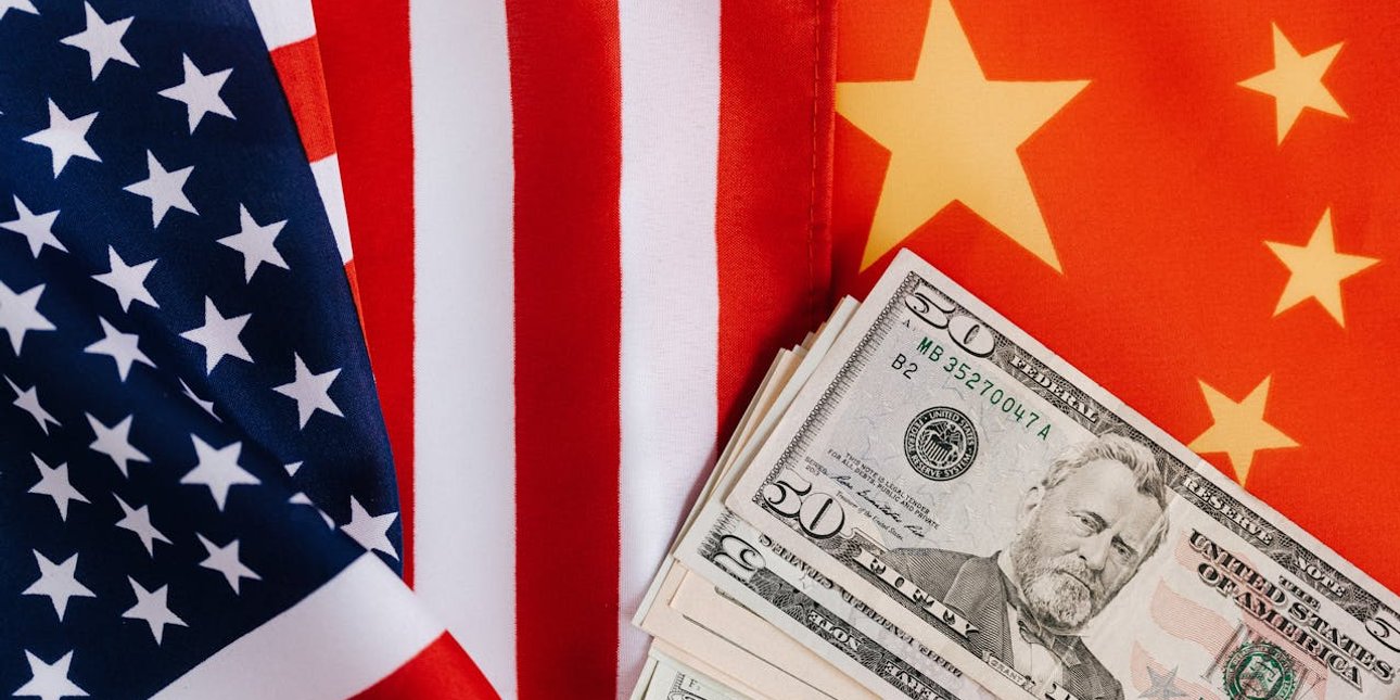 торговая война, США против Китая, противостояние США и Китая, флаг США, флаг КНР, доллары