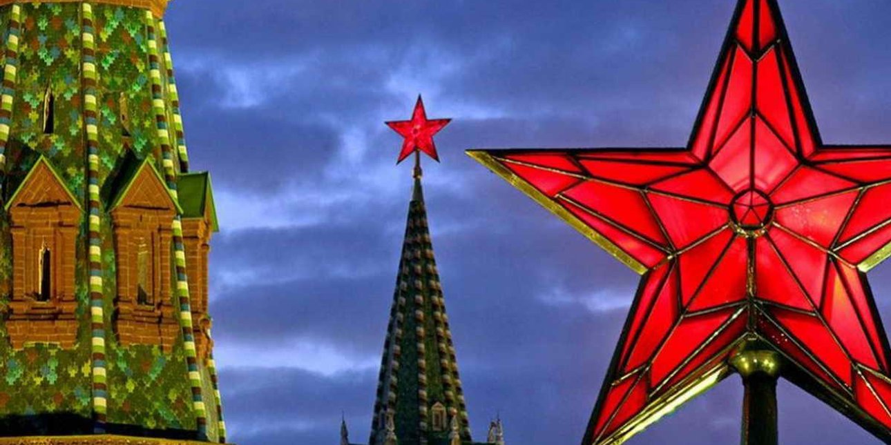 Кремлівські вежі та зірки