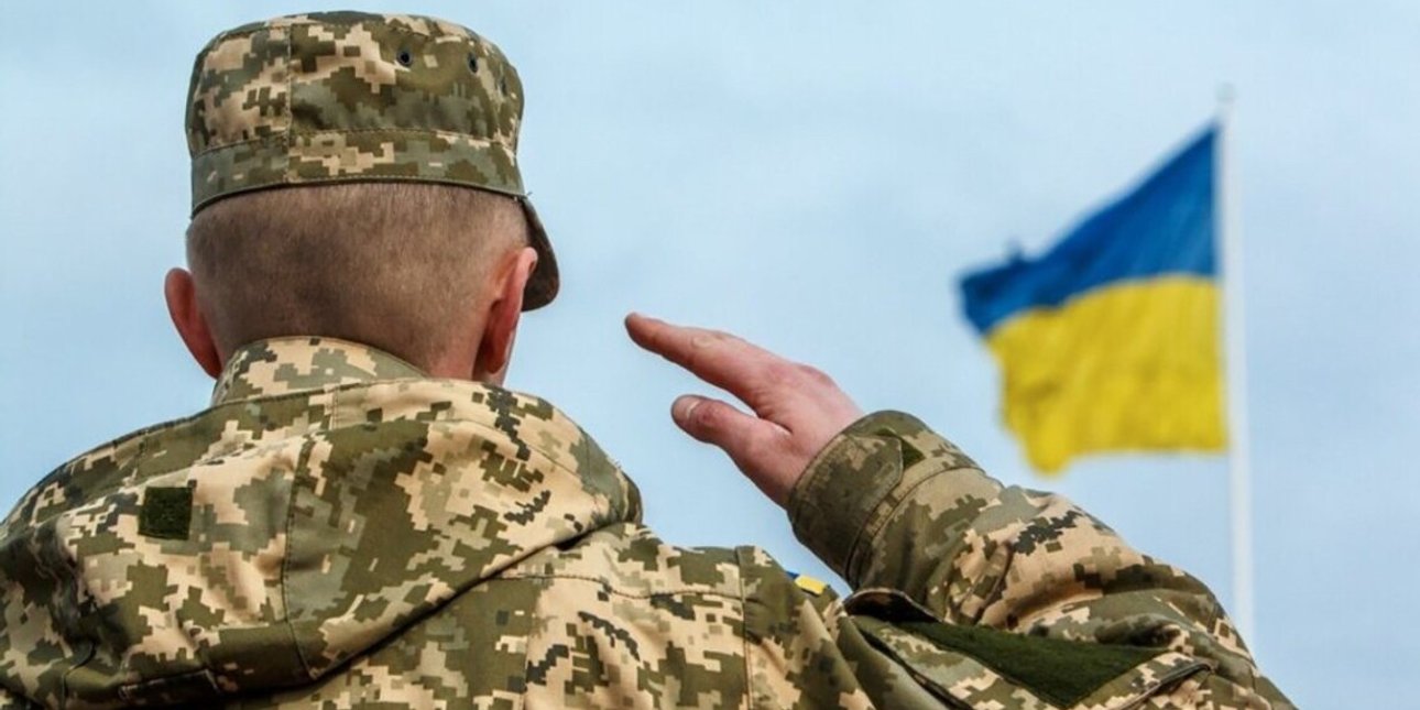 Военнослужащий ВСУ с украинским флагом