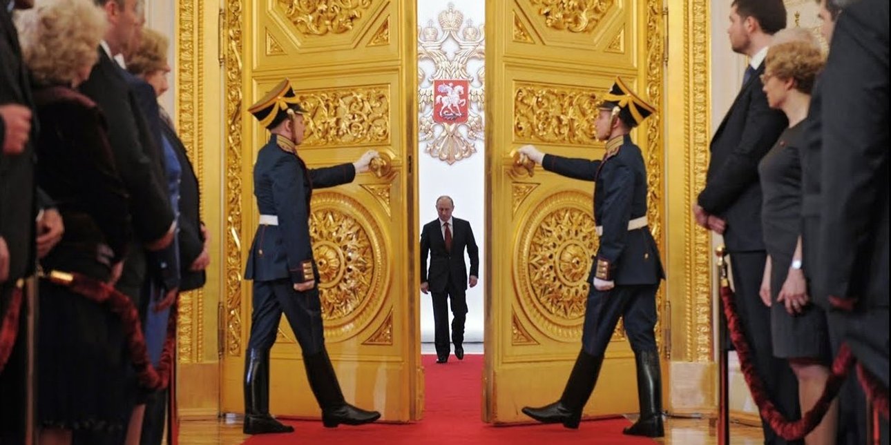 Путін Путін виходить до аудиторії у Кремлі