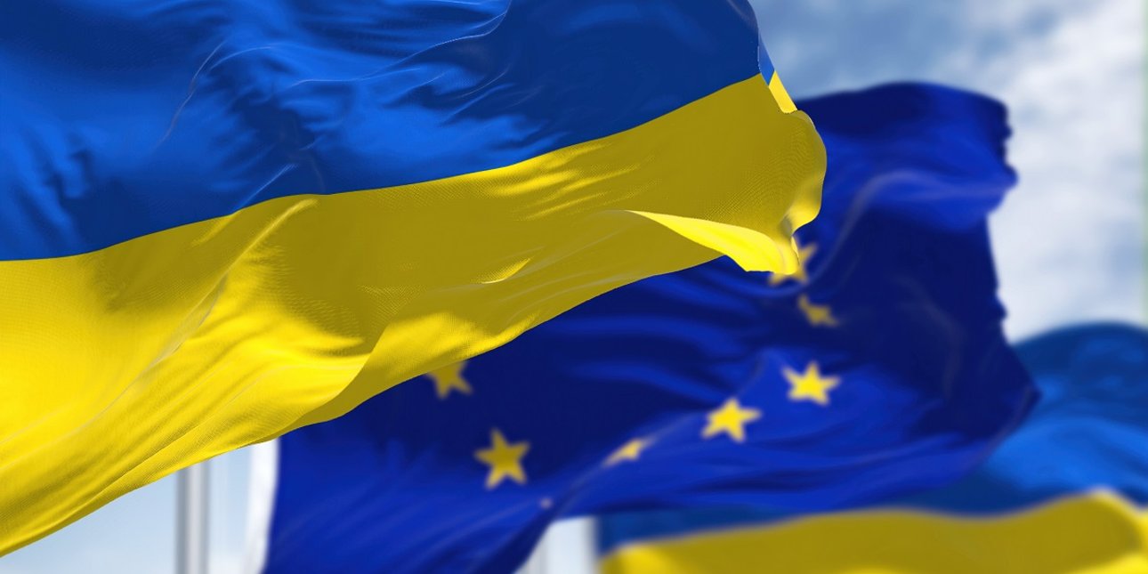 Флаги ЕС и Украины