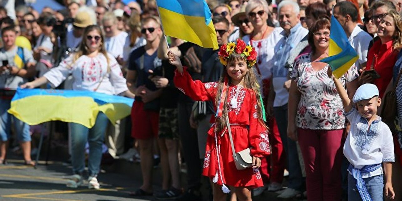 Люди с украинской символикой