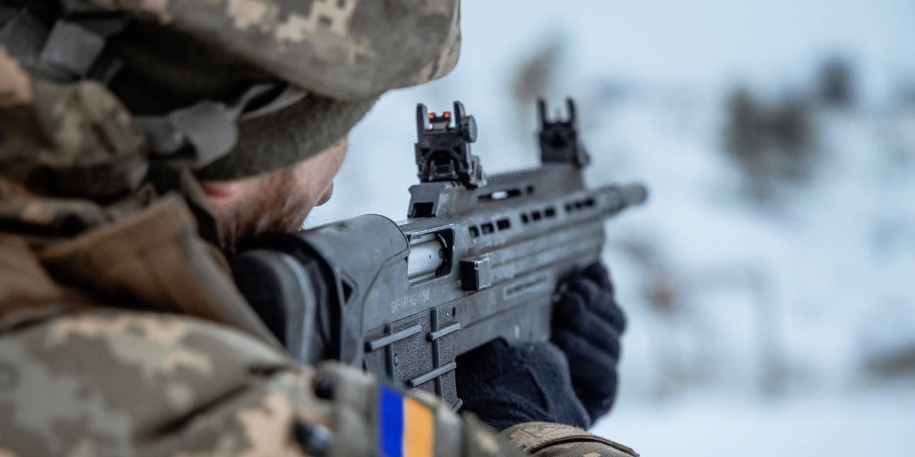 Боец ВСУ на оборонительной позиции