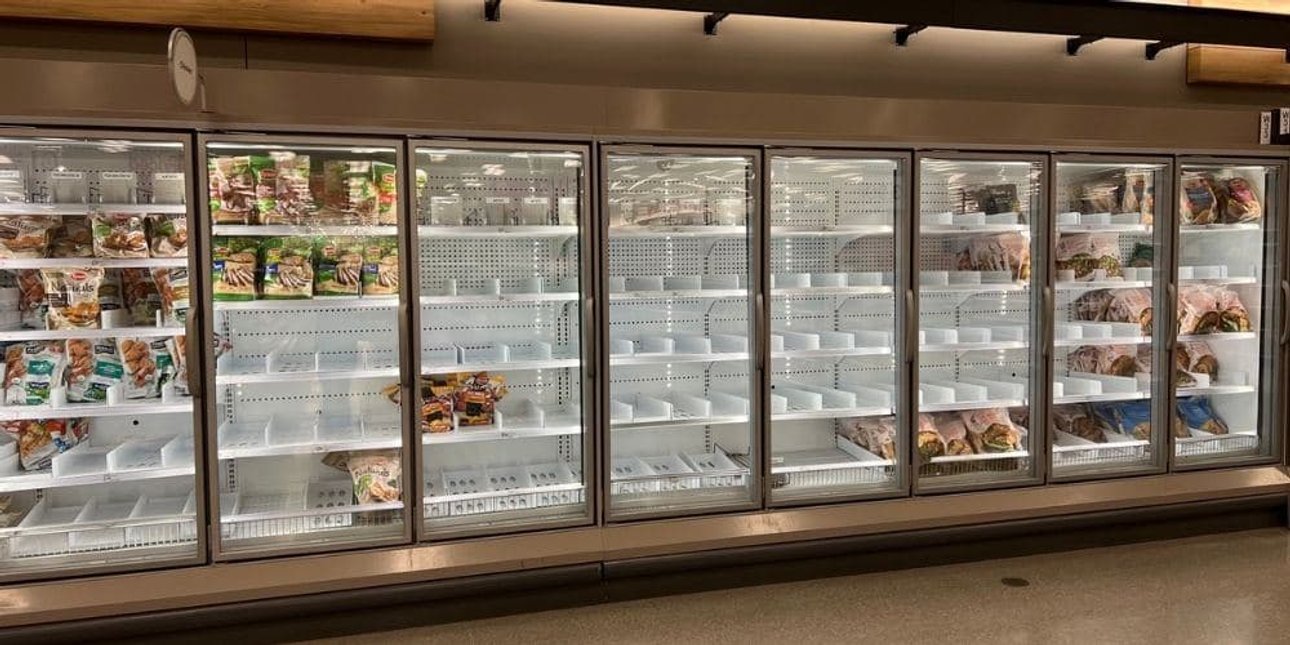 Напівпорожні полиці в продуктовому магазині