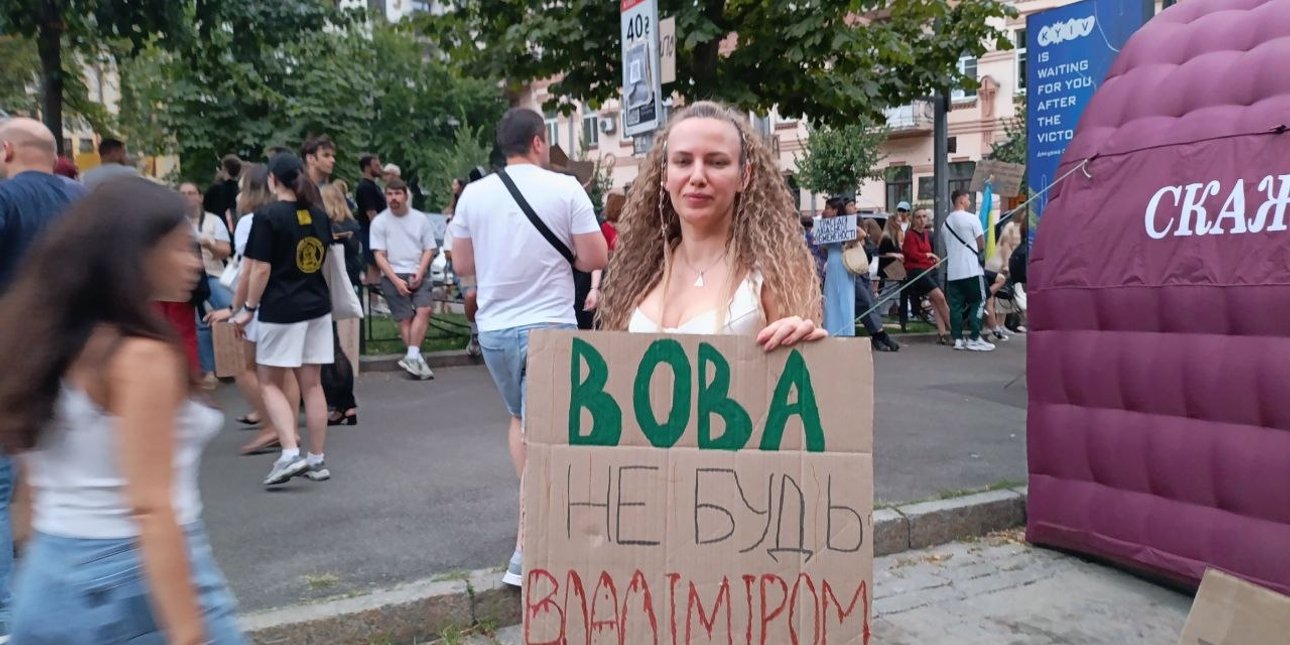 Участница акции протеста против отставки Федорова