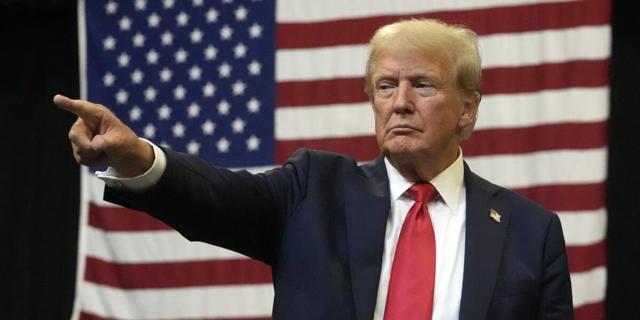 Президент США Дональд Трамп на тлі американського прапора