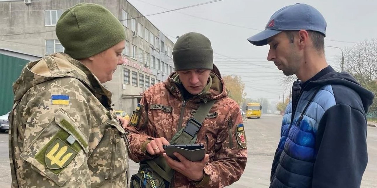 Співробітники ТЦК перевіряють дані чоловіка