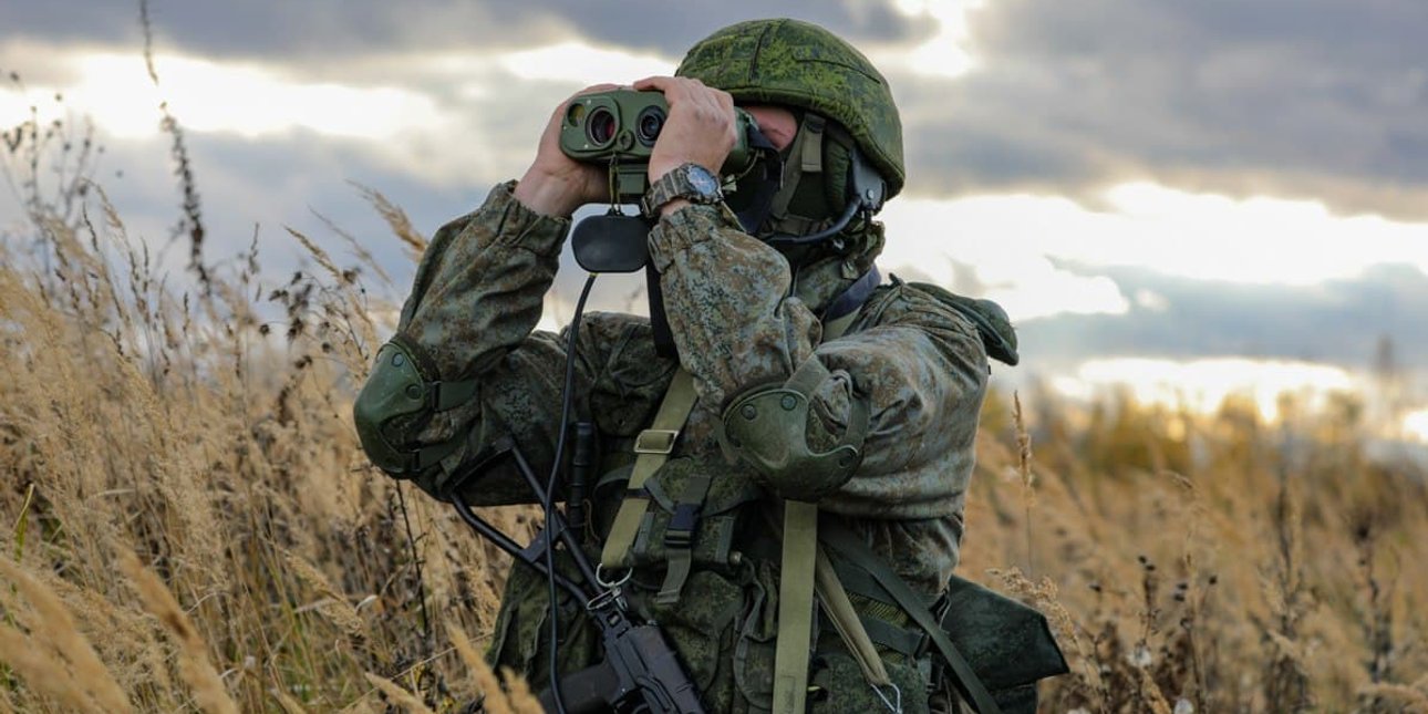 російський військовий, військовий з біноклем