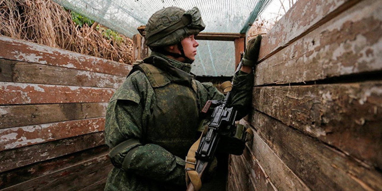 Солдат в окопі