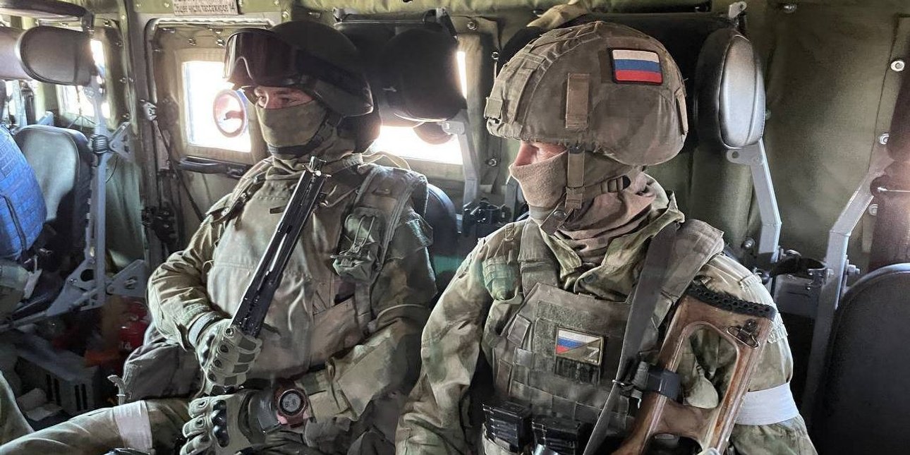 Російські солдати у військовому транспорті