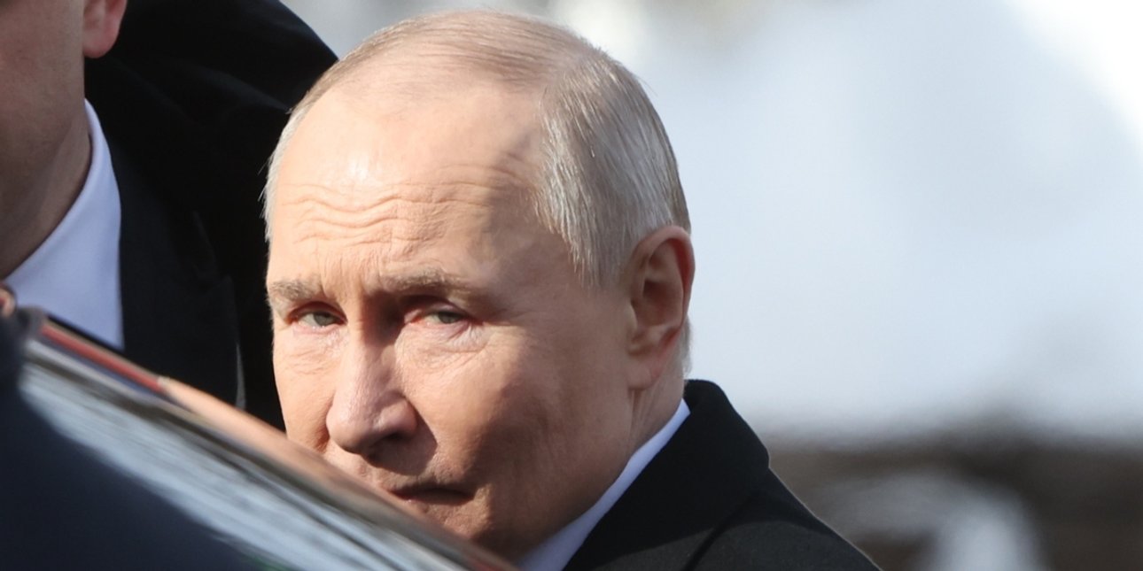 Путин садится в машину