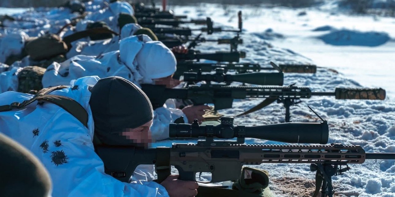 Украинские бойцы в оборонительной позиции