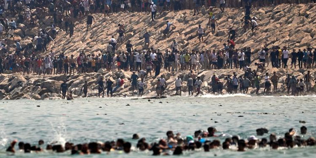 Сеута Марокканці намагаються прорватися до іспанської Сеути