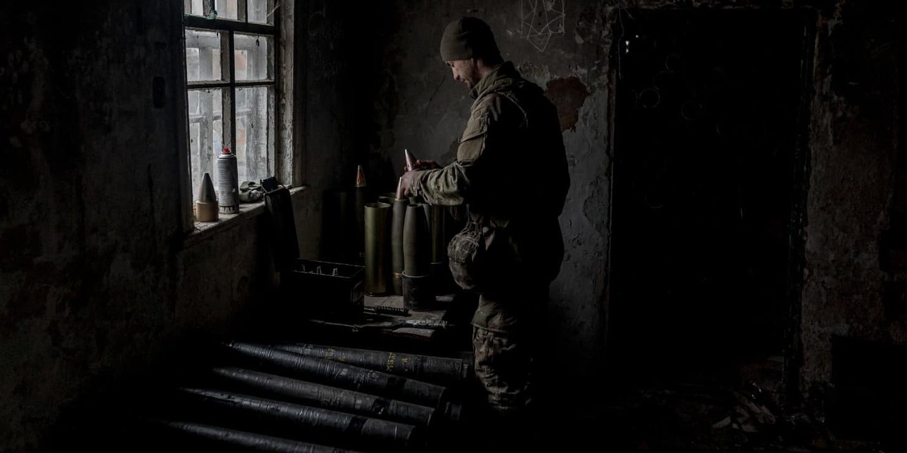 Военнослужащий ВСУ готовится к бою