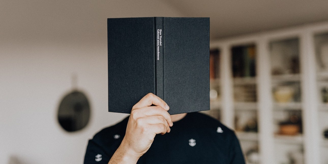 Людина з книгою
