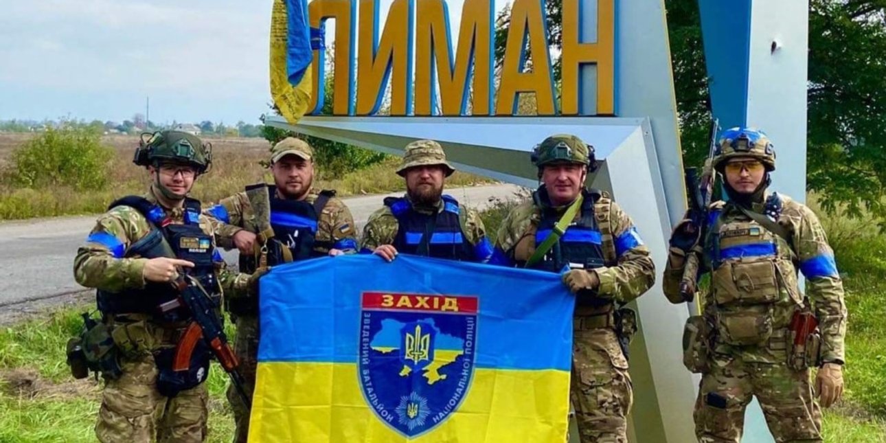 Бойцы ВСУ с украинским флагом на въезде в Лиман