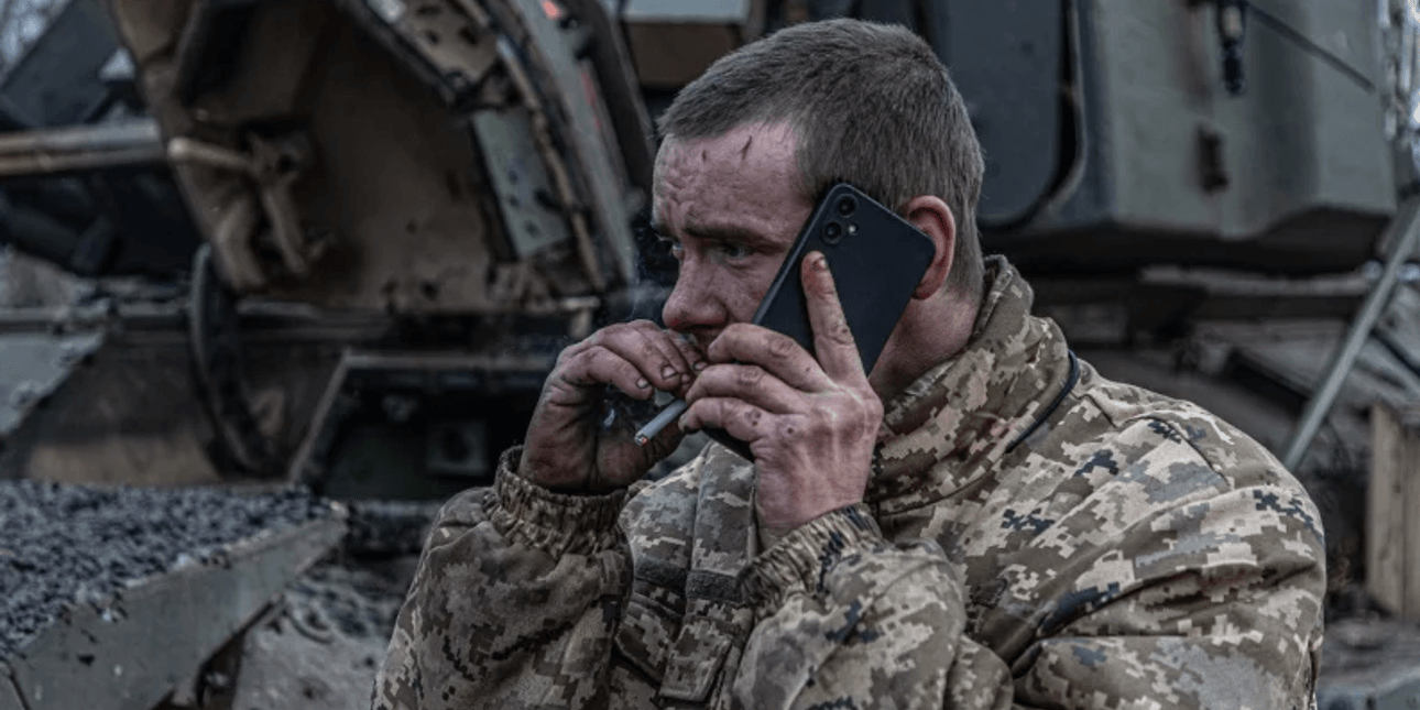 Боєць ЗСУ в перерві між боями під Покровськом