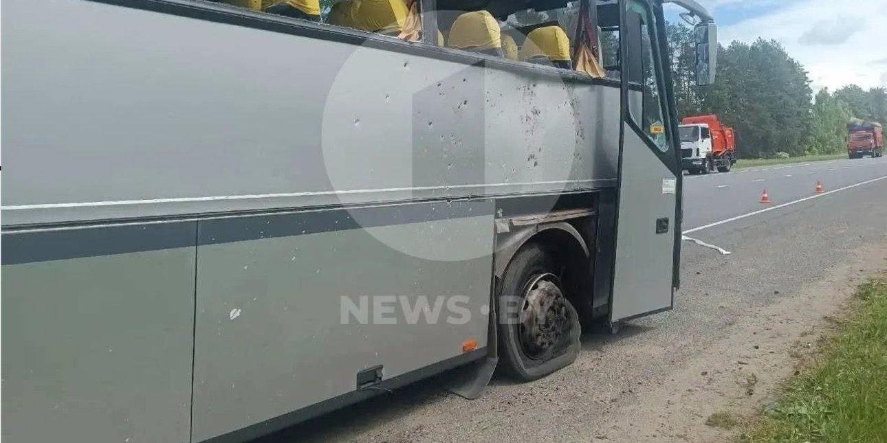 Последствия удара дроном по автобусу с детьми в Брянской области