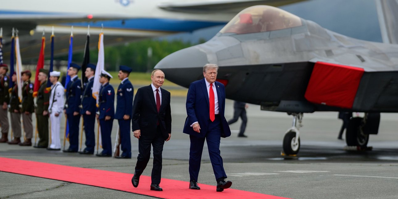 Трамп встречает Путина на летном поле в Анкоридже