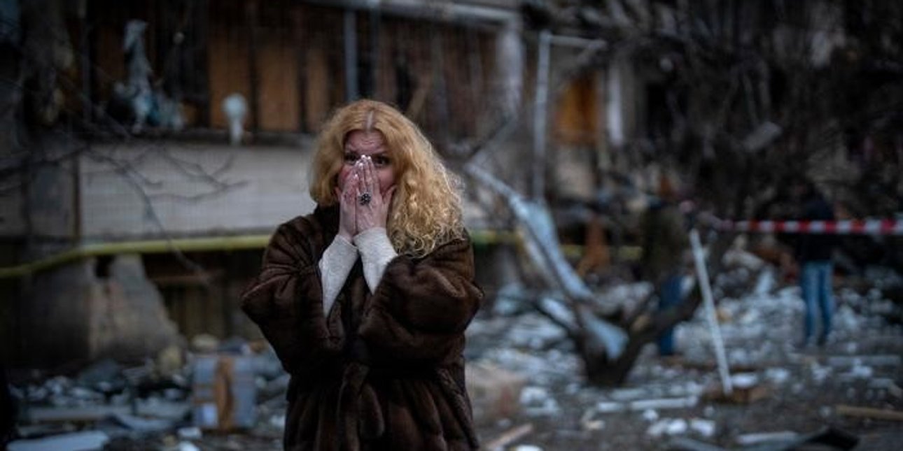 Украинка возле дома, разрушенного в результате обстрела