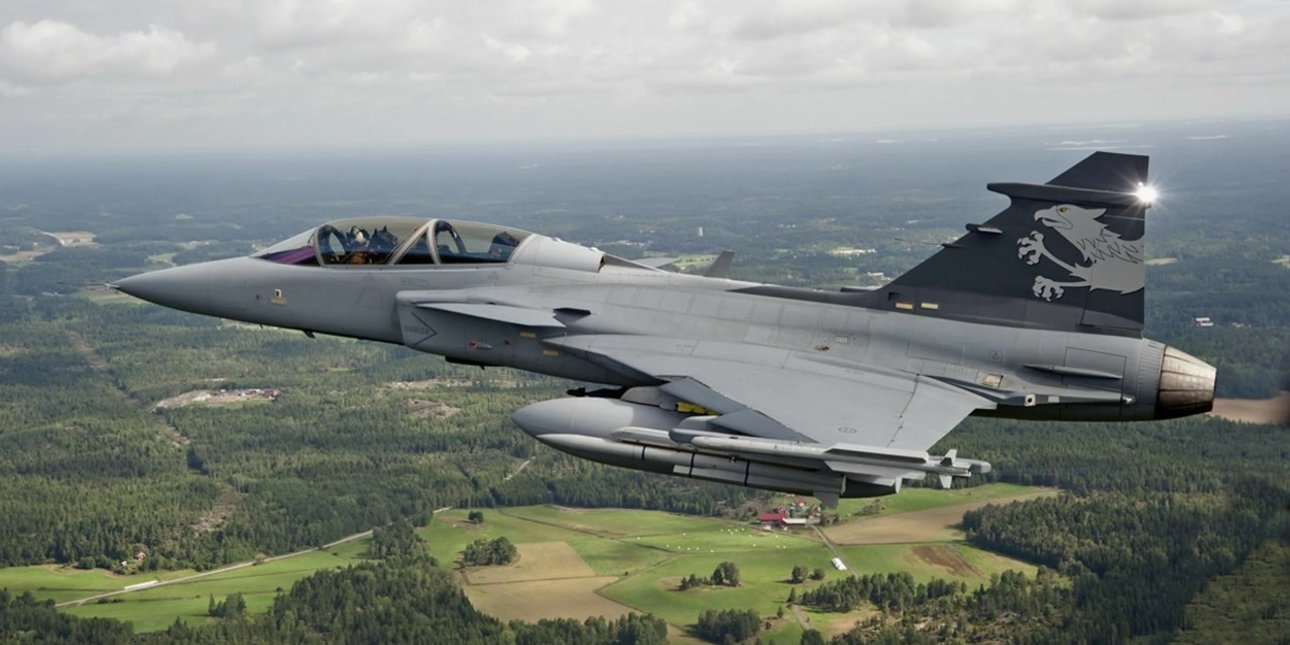 Шведский истребитель Gripen в полете