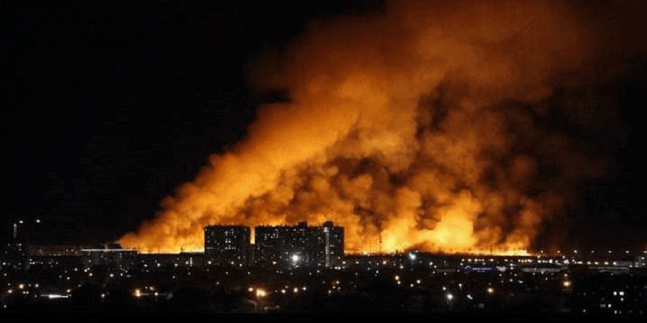 Масштабна пожежа в Києві під час ракетного удару