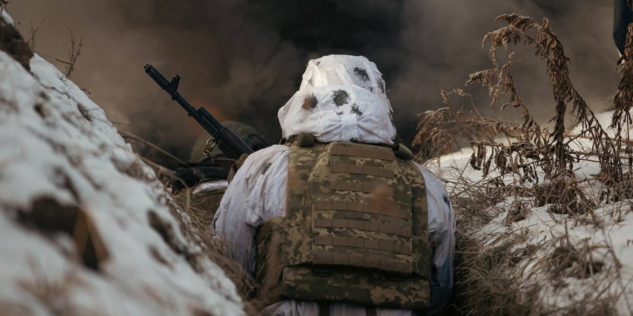 Боец ВСУ в окопе