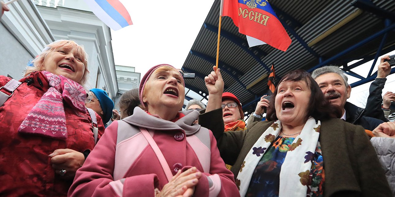 россияне, митинг, флаги, вокзал