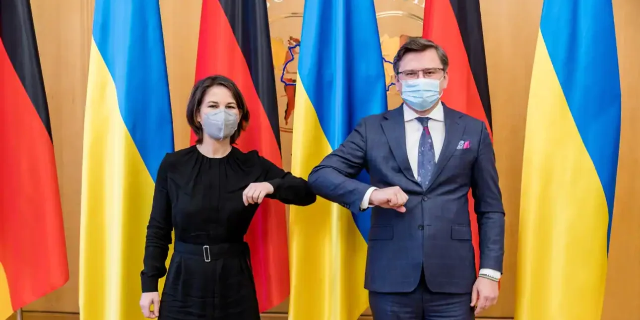 Главы МИД ФРГ и Украины Анналена Бербок и Дмитрий Кулеба