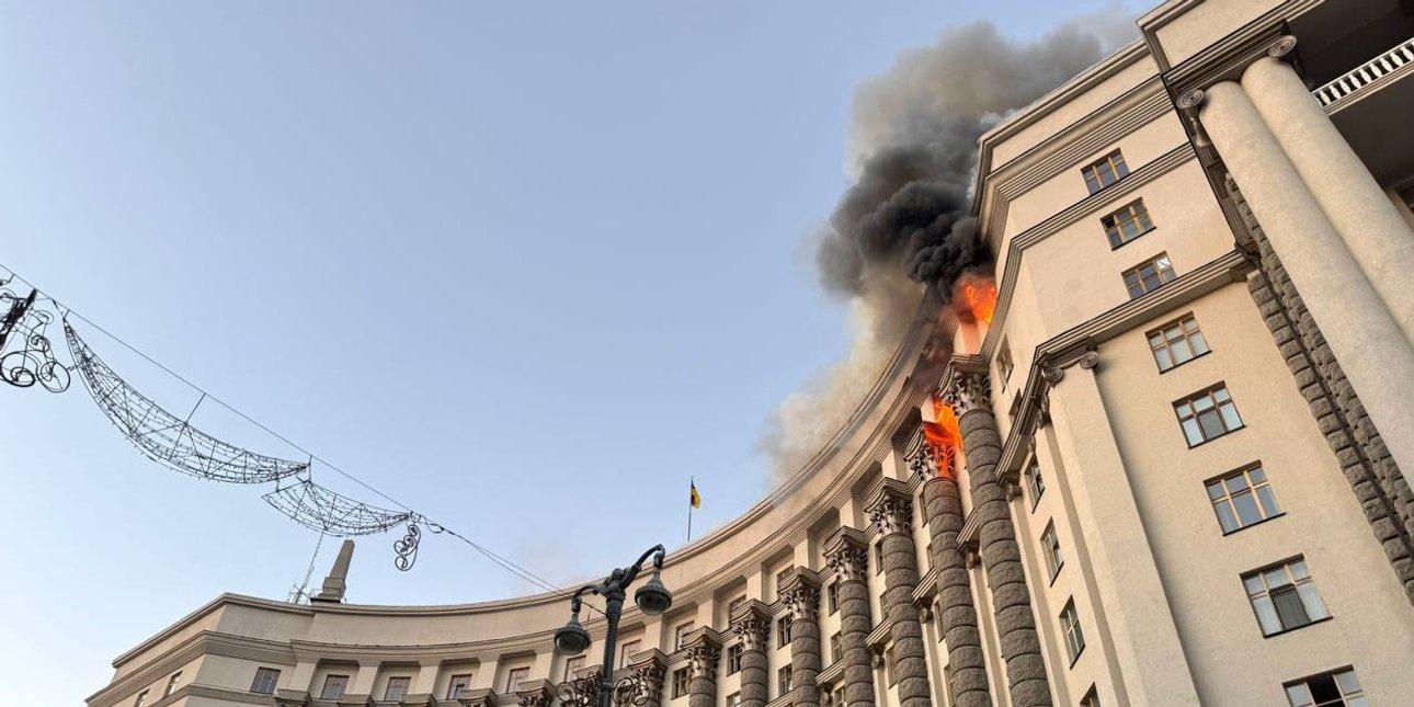 Будівля Кабміну України горить після російського удару